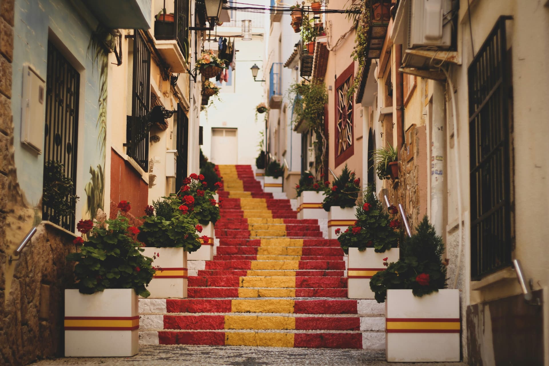 Escalinata urbana en España pintada con los colores de la bandera española