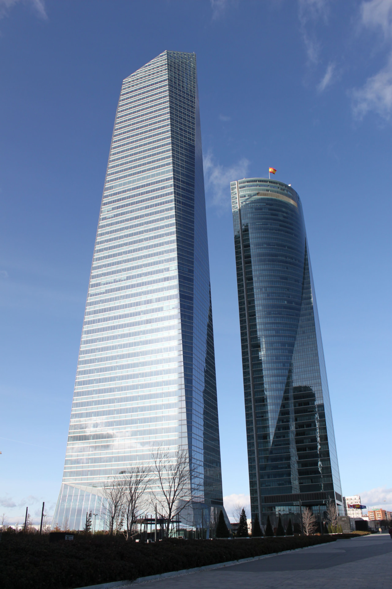 Torres de Madrid bajo un cielo despejado, empresa y movilidad profesional