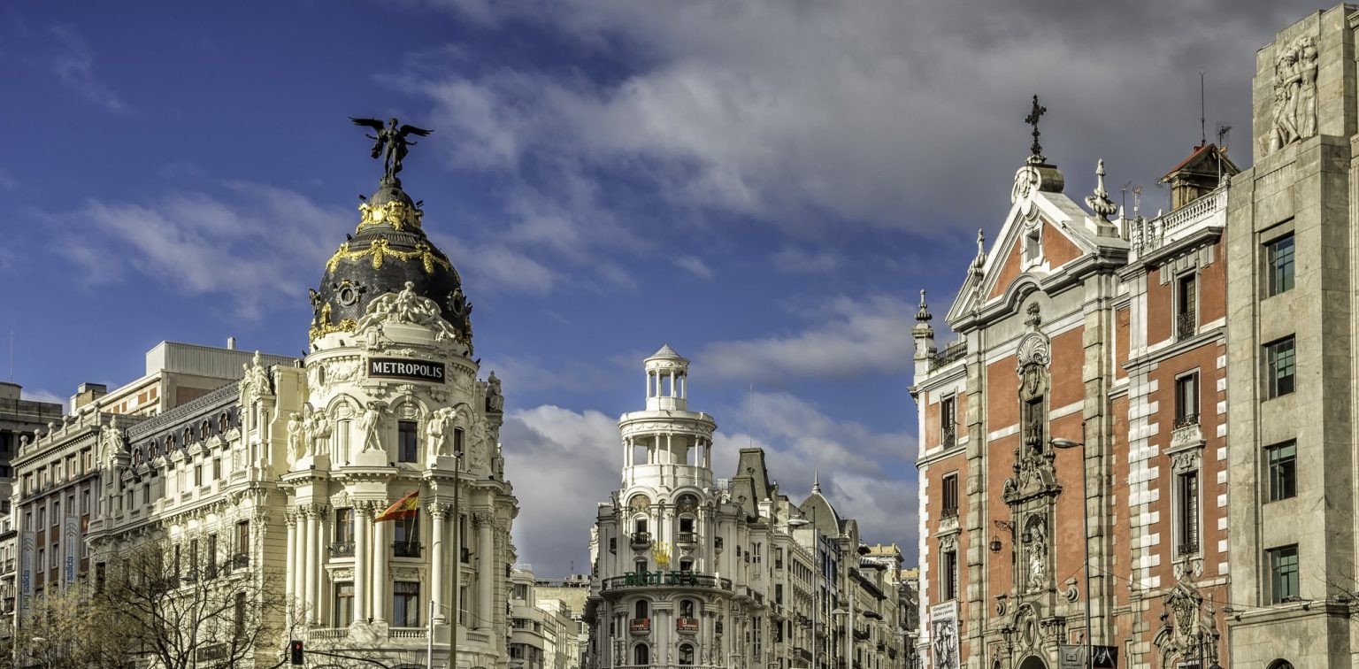 Gran Vía de Madrid con el edificio Metrópolis, arquitectura urbana española